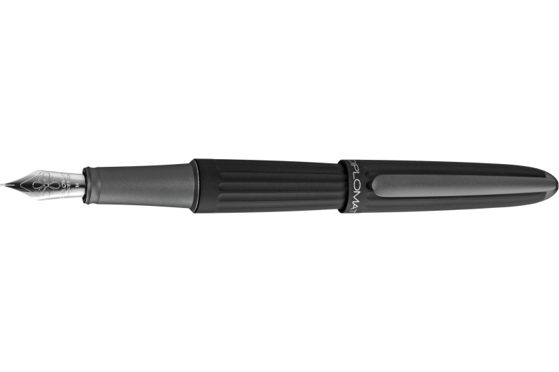Stylo-plume AERO noir - plume medium.