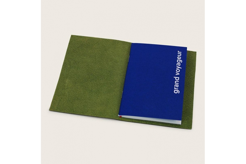 PAPER REPUBLIC - Carnet  grand voyageur format passeport - vert olive.