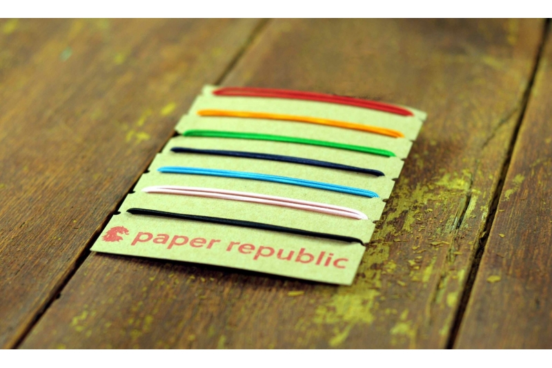 PAPER REPUBLIC - Carnet  rubans élastiques format passeport.