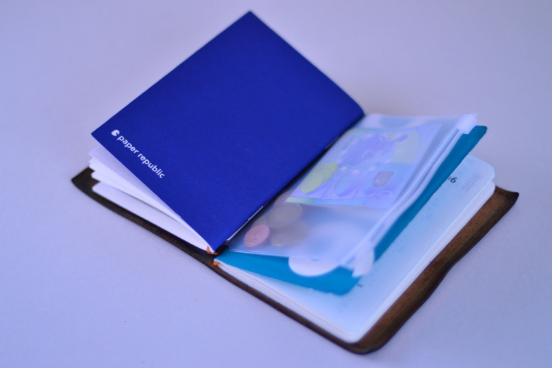 PAPER REPUBLIC - Carnet  pochette zip format passeport.