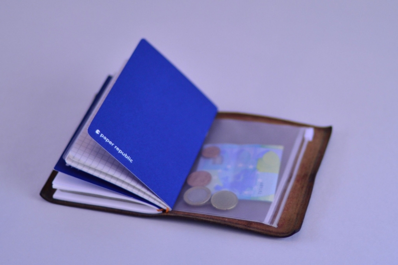 PAPER REPUBLIC - Carnet  pochette zip format passeport.